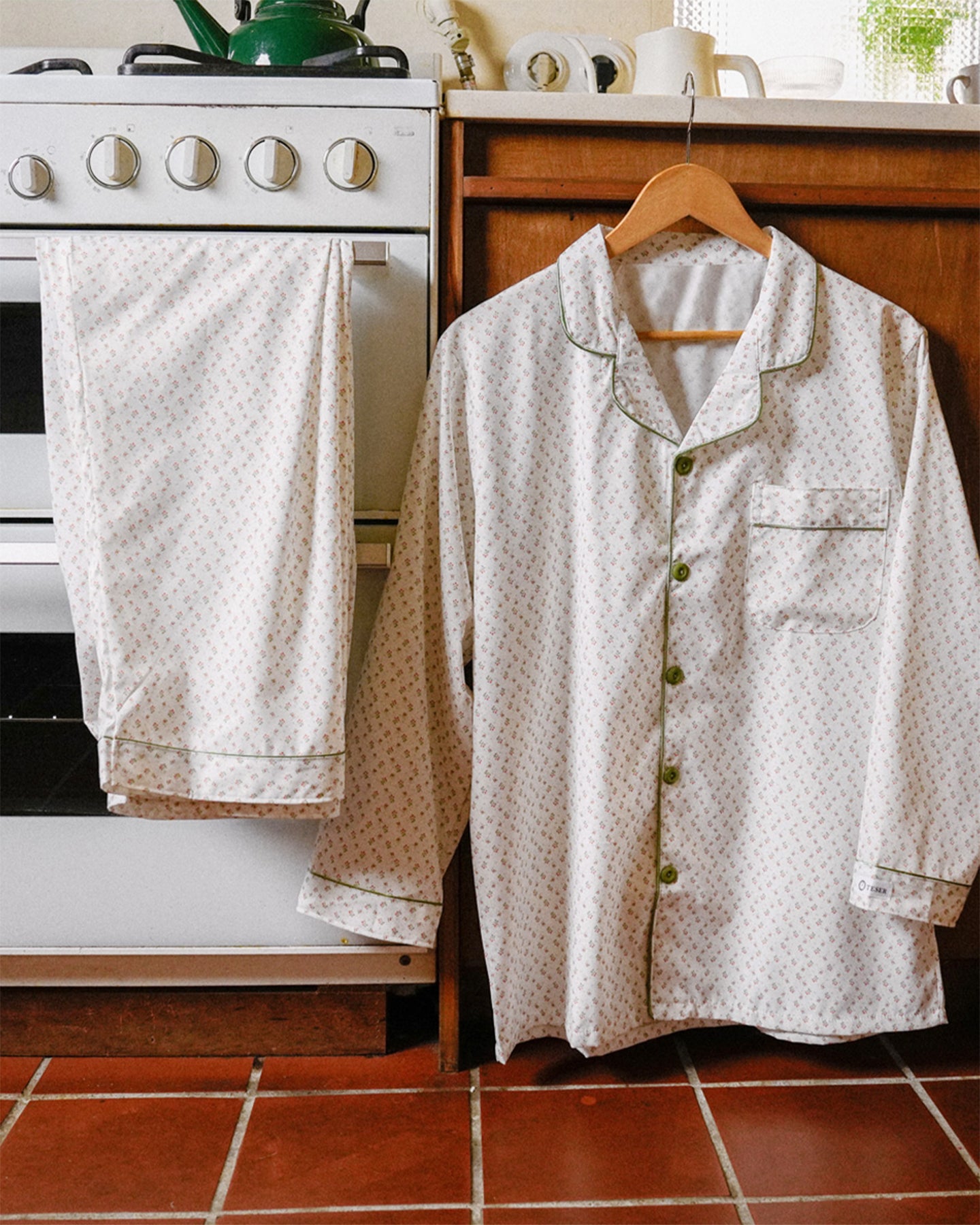 TESER Flora ソフトフィット フラワー 長袖パジャマセット（White / Unisex）